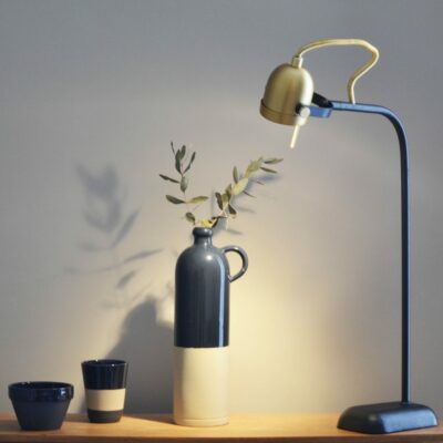 Lampe de bureau design en métal noir et or
