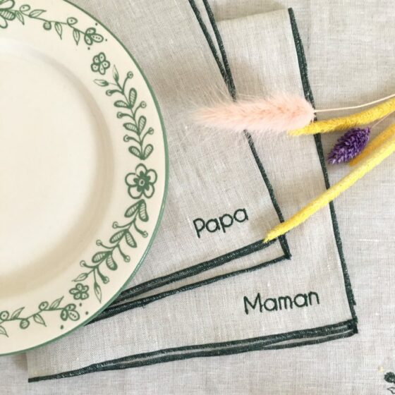 Serviette brodée bourdon Papa, Maman