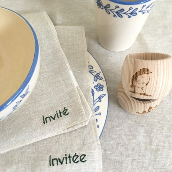 Serviette brodée simple Invité(e)