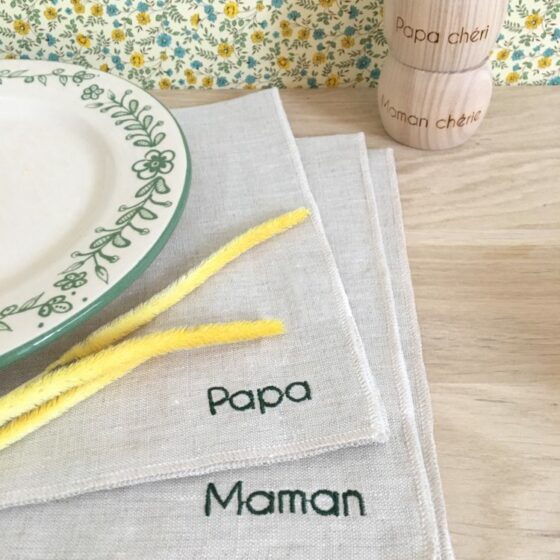 Serviette brodée simple Papa, Maman